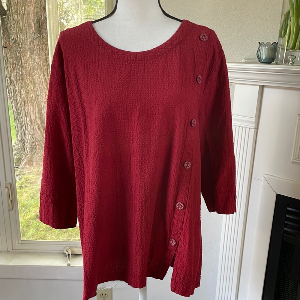 Women's Textured Button-Accent Tunic Top - Deep Red